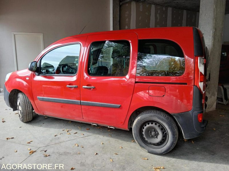 RENAULT KANGOO TPMR N°160552 - Iskolabusz: 3 kép. RENAULT KANGOO TPMR N°160552 - Iskolabusz: 3 kép.