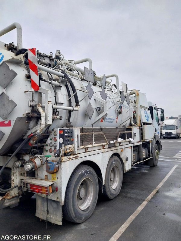 RENAULT Kerax 370 Dci HUWER ADR 2005 (258080Km) ROULANT EXPORT UNIQUEMENT - Szippantós autó: 4 kép. RENAULT Kerax 370 Dci HUWER ADR 2005 (258080Km) ROULANT EXPORT UNIQUEMENT - Szippantós autó: 4 kép.