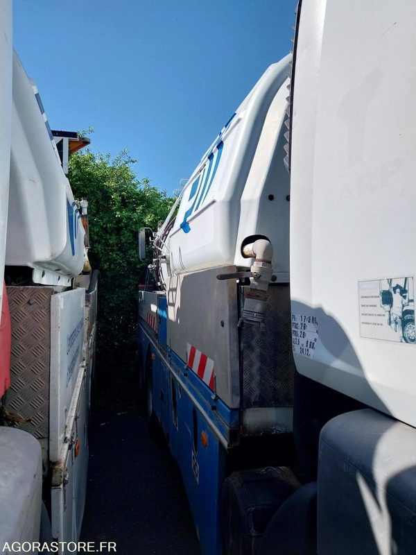 RENAULT Kerax Hydrocureur HUWER 2003 (388535Km) ROULANT EXPORT UNIQUEMENT - Szippantós autó: 2 kép. RENAULT Kerax Hydrocureur HUWER 2003 (388535Km) ROULANT EXPORT UNIQUEMENT - Szippantós autó: 2 kép.