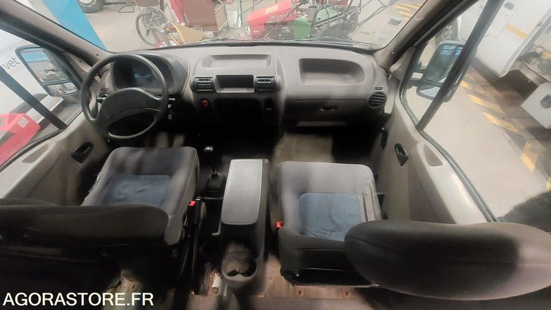 RENAULT MASTER II L2H2 94527 kms 1998 - Furgon: 5 kép. RENAULT MASTER II L2H2 94527 kms 1998 - Furgon: 5 kép.