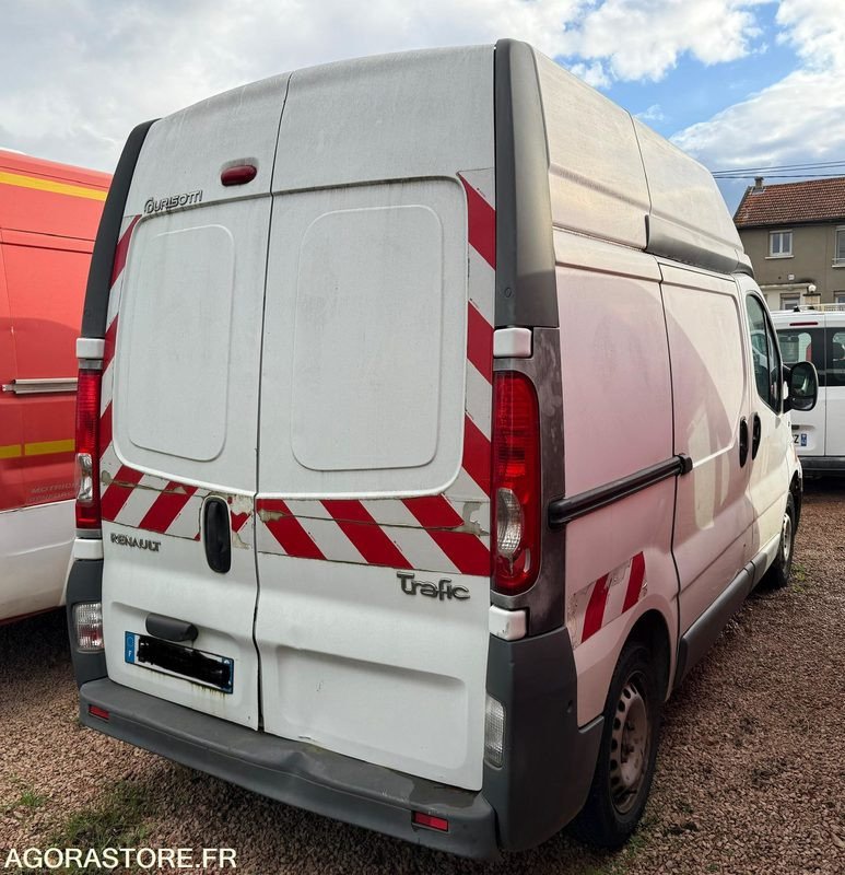 RENAULT TRAFIC 2.0 DCI 115 CH L1H2 - 233176 - 2011 - Furgon: 3 kép. RENAULT TRAFIC 2.0 DCI 115 CH L1H2 - 233176 - 2011 - Furgon: 3 kép.