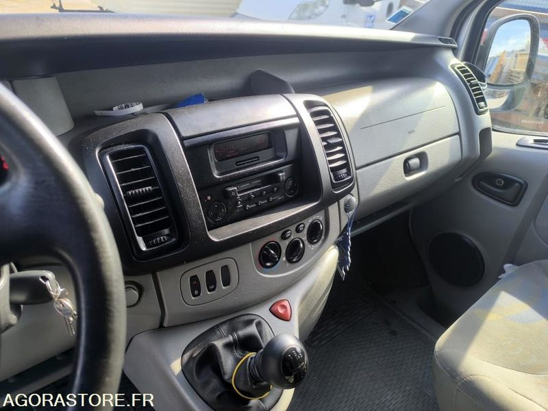 RENAULT TRAFIC 2004 - 152227KM - Minibusz, Kisbusz: 2 kép. RENAULT TRAFIC 2004 - 152227KM - Minibusz, Kisbusz: 2 kép.
