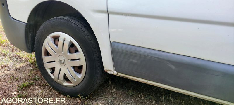 RENAULT TRAFIC II - Minibusz, Kisbusz: 3 kép. RENAULT TRAFIC II - Minibusz, Kisbusz: 3 kép.