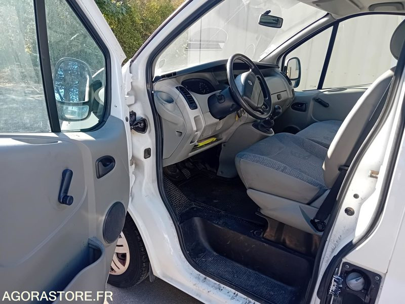 RENAULT TRAFIC VP DCI 100 TPMR - 134000km - 2006 - Furgon: 5 kép. RENAULT TRAFIC VP DCI 100 TPMR - 134000km - 2006 - Furgon: 5 kép.