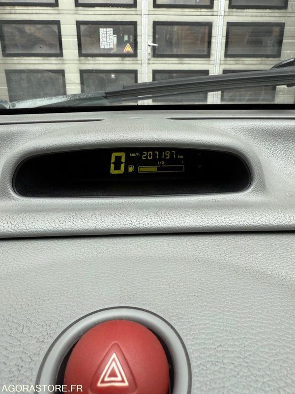RENAULT TWINGO GPL / ESSENCE - Autó: 3 kép. RENAULT TWINGO GPL / ESSENCE - Autó: 3 kép.