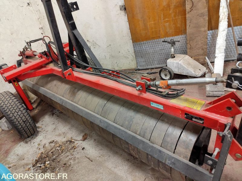 ROULEAU QUIVOGNE RSR 300 TRES PEU SERVI ANNEE 2003 - Kerti gépek: 3 kép. ROULEAU QUIVOGNE RSR 300 TRES PEU SERVI ANNEE 2003 - Kerti gépek: 3 kép.