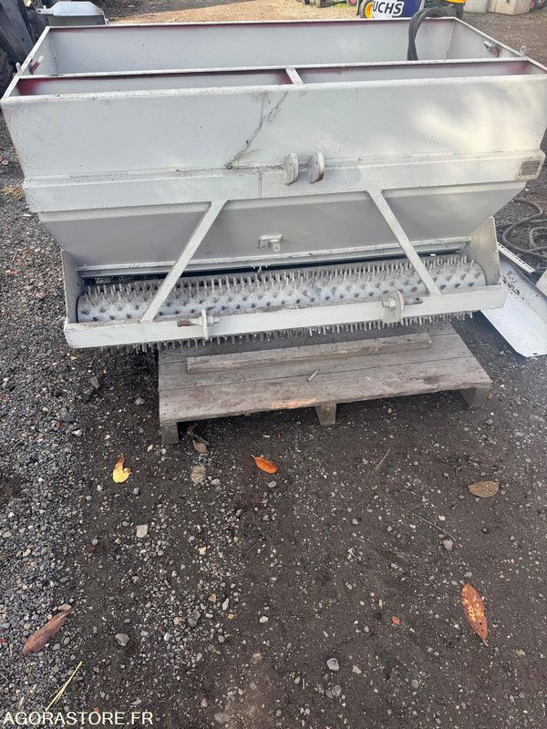 Regarnisseur de pelouse PRO-SEED - Kerti gépek: 1 kép. Regarnisseur de pelouse PRO-SEED - Kerti gépek: 1 kép.