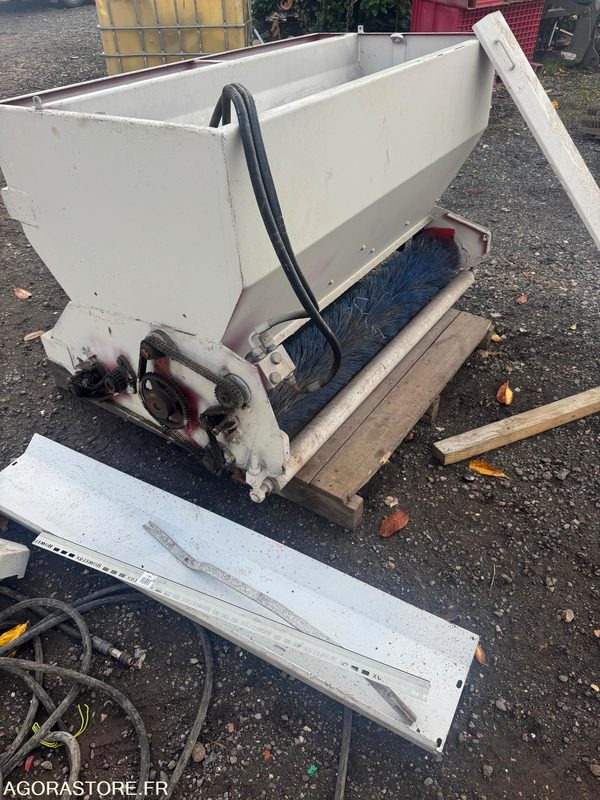 Regarnisseur de pelouse PRO-SEED - Kerti gépek: 4 kép. Regarnisseur de pelouse PRO-SEED - Kerti gépek: 4 kép.