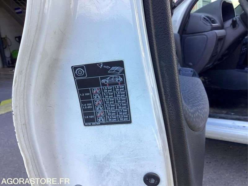 Renault Clio - 2010 - 206955kms (P0402649) - Autó: 5 kép. Renault Clio - 2010 - 206955kms (P0402649) - Autó: 5 kép.