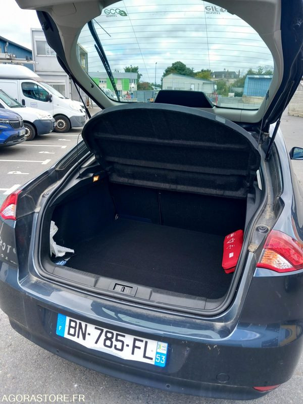 Renault Laguna BN785FL - Autó: 4 kép. Renault Laguna BN785FL - Autó: 4 kép.