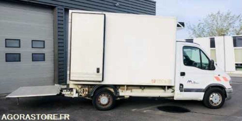 Renault Master Frigorifique 3T5 - 245575km - 2002 - Hűtős kisteherautó: 4 kép. Renault Master Frigorifique 3T5 - 245575km - 2002 - Hűtős kisteherautó: 4 kép.
