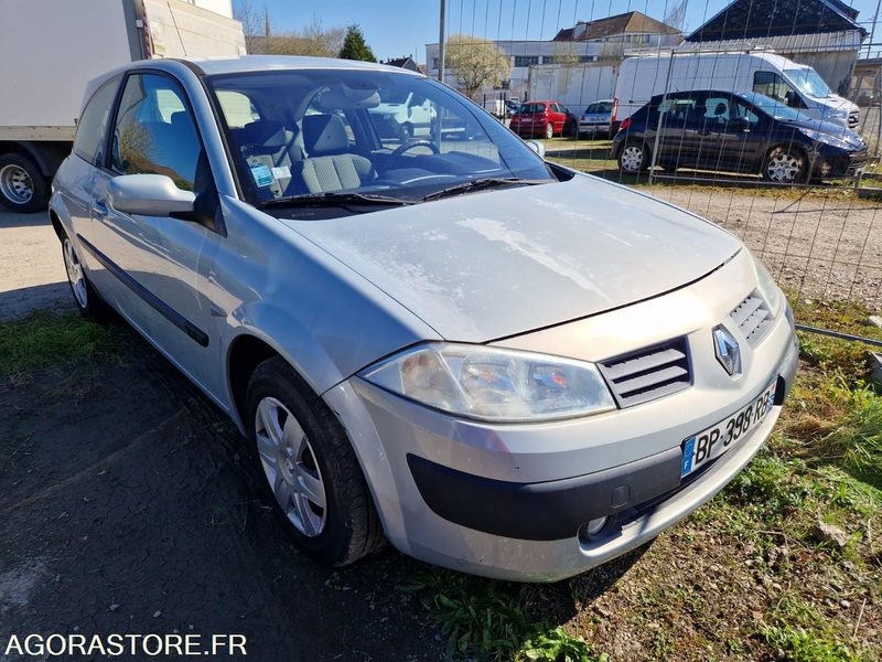 Renault Megane - BP398RB - 110348km - 2004 - Autó: 2 kép. Renault Megane - BP398RB - 110348km - 2004 - Autó: 2 kép.