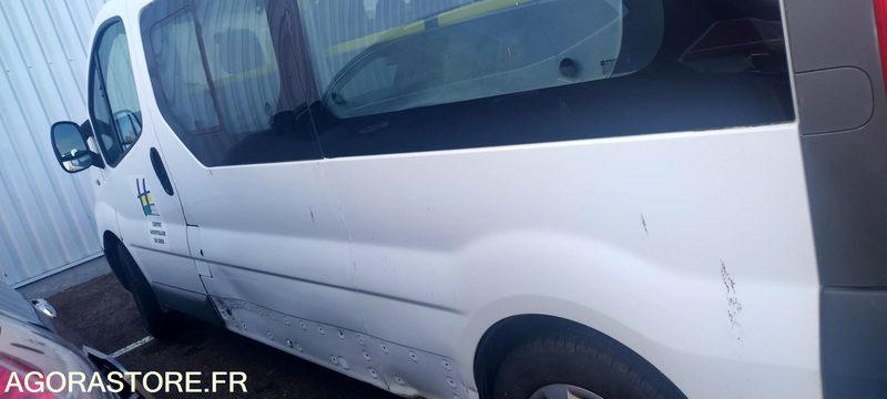 Renault Trafic 2 combi phrase . 2.0 dci 16v minibus long 90 cv - Minibusz, Kisbusz: 2 kép. Renault Trafic 2 combi phrase . 2.0 dci 16v minibus long 90 cv - Minibusz, Kisbusz: 2 kép.