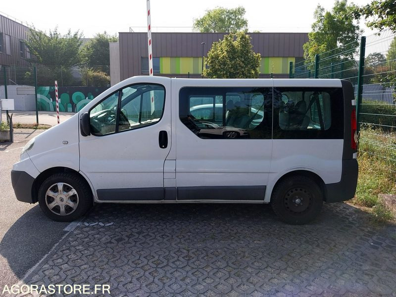 Renault Trafic 9 places DA-953-LM de 2013 avec 135 698 kms - Minibusz, Kisbusz: 2 kép. Renault Trafic 9 places DA-953-LM de 2013 avec 135 698 kms - Minibusz, Kisbusz: 2 kép.