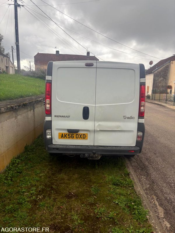 Renault Trafic dci 115 / 228000 km - Immatriculation anglaise - Kis furgon: 1 kép. Renault Trafic dci 115 / 228000 km - Immatriculation anglaise - Kis furgon: 1 kép.