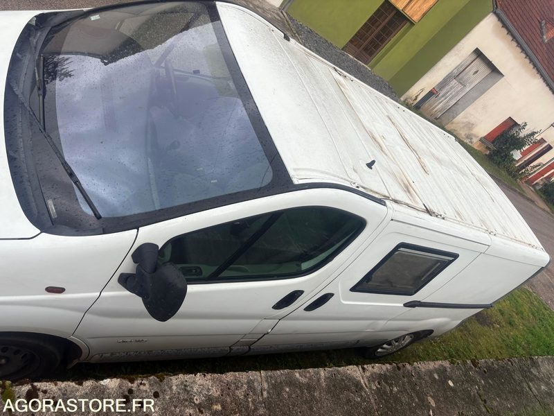 Renault Trafic dci 115 / 228000 km - Immatriculation anglaise - Kis furgon: 5 kép. Renault Trafic dci 115 / 228000 km - Immatriculation anglaise - Kis furgon: 5 kép.