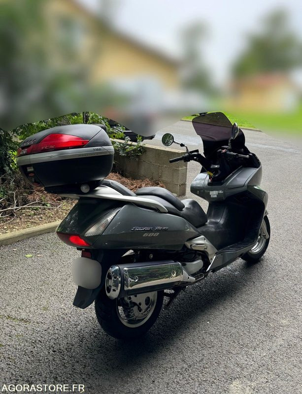 SCOOTER-HONDA-600-SILVER WING-ABS - Motorkerékpár: 2 kép. SCOOTER-HONDA-600-SILVER WING-ABS - Motorkerékpár: 2 kép.