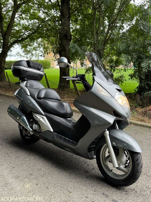 SCOOTER-HONDA-600-SILVER WING-ABS - Motorkerékpár: 1 kép. SCOOTER-HONDA-600-SILVER WING-ABS - Motorkerékpár: 1 kép.