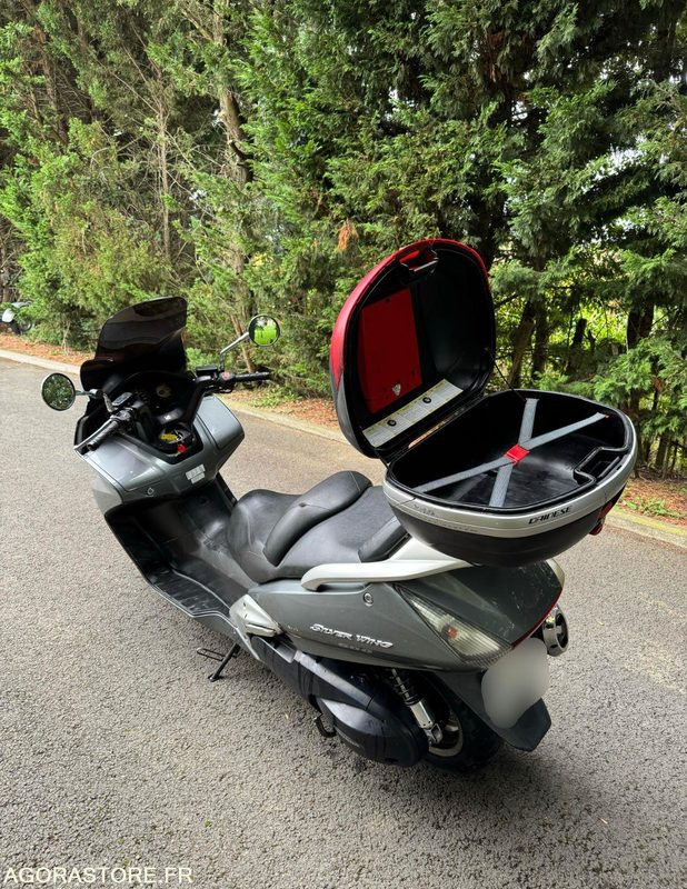 SCOOTER-HONDA-600-SILVER WING-ABS - Motorkerékpár: 5 kép. SCOOTER-HONDA-600-SILVER WING-ABS - Motorkerékpár: 5 kép.