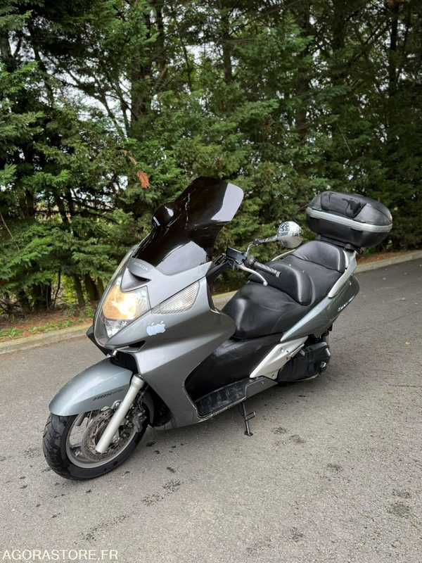 SCOOTER-HONDA-600-SILVER WING-ABS - Motorkerékpár: 4 kép. SCOOTER-HONDA-600-SILVER WING-ABS - Motorkerékpár: 4 kép.