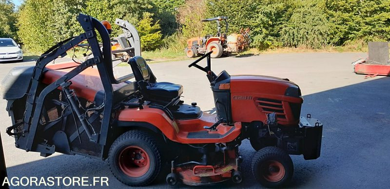 TONDEUSE AUTOPORTEE KUBOTA G23 - Kerti fűkasza: 5 kép. TONDEUSE AUTOPORTEE KUBOTA G23 - Kerti fűkasza: 5 kép.