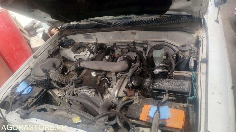 TOYOTA HILUX - 225000KM - 2003 - Billenőplatós kisteherautó: 3 kép. TOYOTA HILUX - 225000KM - 2003 - Billenőplatós kisteherautó: 3 kép.