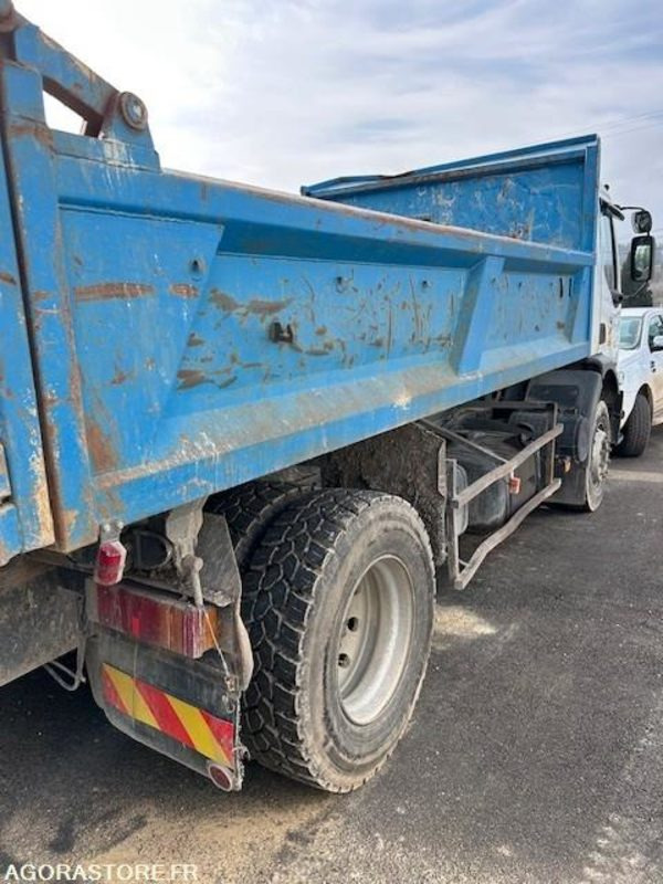 CAMION BI-BENNE RENAULT PREMIUM 270 DCI 420 000 KM 2002 - Teherautó: 2 kép. CAMION BI-BENNE RENAULT PREMIUM 270 DCI 420 000 KM 2002 - Teherautó: 2 kép.