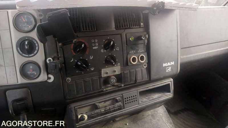 CAMION POMPE MAN FE310A / SWING 34M - 2002 - 135 723 KM - UNIQUEMENT A LEXPORT - Teherautó: 4 kép. CAMION POMPE MAN FE310A / SWING 34M - 2002 - 135 723 KM - UNIQUEMENT A LEXPORT - Teherautó: 4 kép.