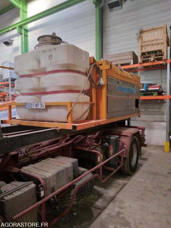 Camion poids lourd IVECO avec saleuse ACOMETIS (non roulant) - Teherautó: 2 kép. Camion poids lourd IVECO avec saleuse ACOMETIS (non roulant) - Teherautó: 2 kép.