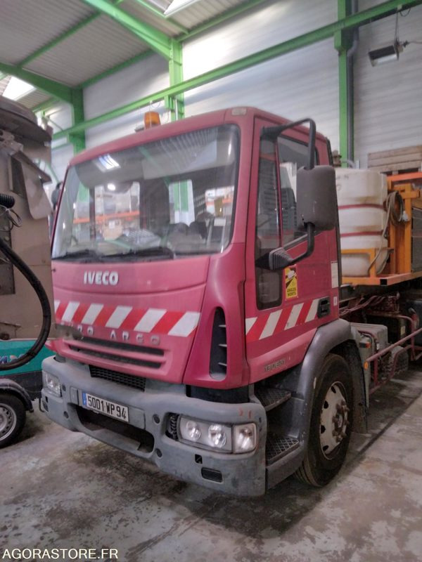 Camion poids lourd IVECO avec saleuse ACOMETIS (non roulant) - Teherautó: 1 kép. Camion poids lourd IVECO avec saleuse ACOMETIS (non roulant) - Teherautó: 1 kép.