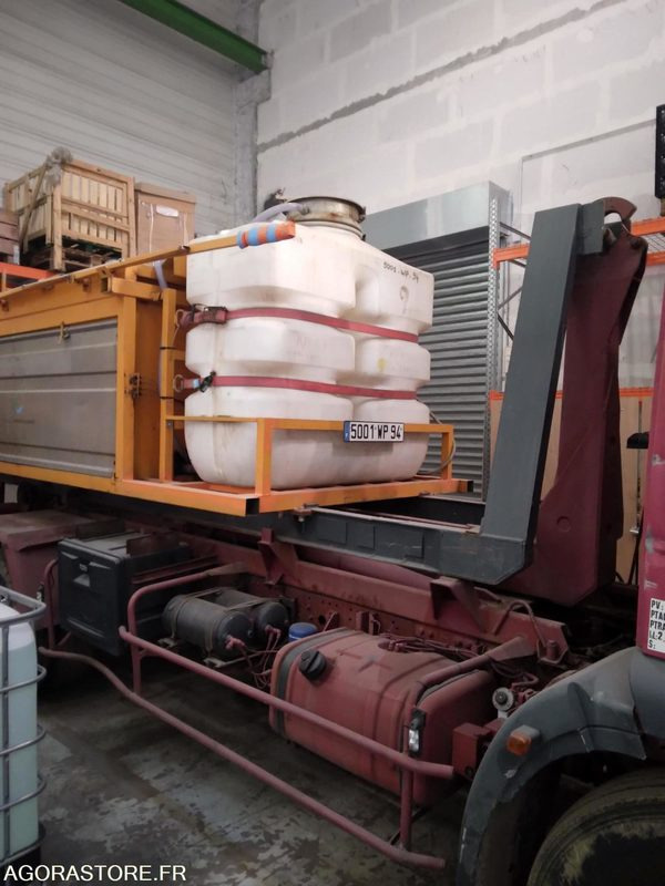 Camion poids lourd IVECO avec saleuse ACOMETIS (non roulant) - Teherautó: 3 kép. Camion poids lourd IVECO avec saleuse ACOMETIS (non roulant) - Teherautó: 3 kép.