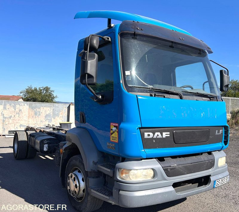 DAF LF 55.220 (6 CYLINDRES CUMMINS) - Teherautó: 1 kép. DAF LF 55.220 (6 CYLINDRES CUMMINS) - Teherautó: 1 kép.