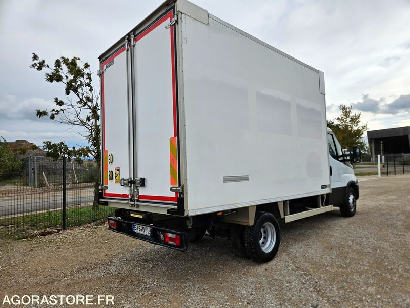 IVECO DAILY 72C21 PORTE VIANDE FRIGORIFIQUE - 2017 - 360 000KM - Teherautó: 2 kép. IVECO DAILY 72C21 PORTE VIANDE FRIGORIFIQUE - 2017 - 360 000KM - Teherautó: 2 kép.