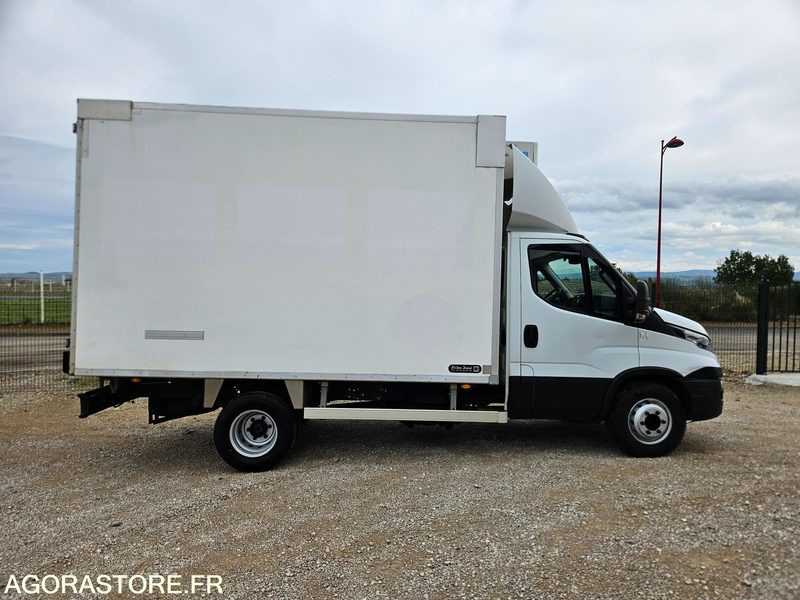 IVECO DAILY 72C21 PORTE VIANDE FRIGORIFIQUE - 2017 - 360 000KM - Teherautó: 1 kép. IVECO DAILY 72C21 PORTE VIANDE FRIGORIFIQUE - 2017 - 360 000KM - Teherautó: 1 kép.
