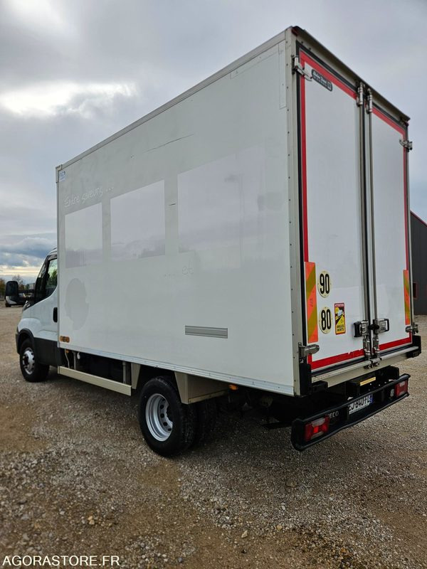 IVECO DAILY 72C21 PORTE VIANDE FRIGORIFIQUE - 2017 - 360 000KM - Teherautó: 3 kép. IVECO DAILY 72C21 PORTE VIANDE FRIGORIFIQUE - 2017 - 360 000KM - Teherautó: 3 kép.