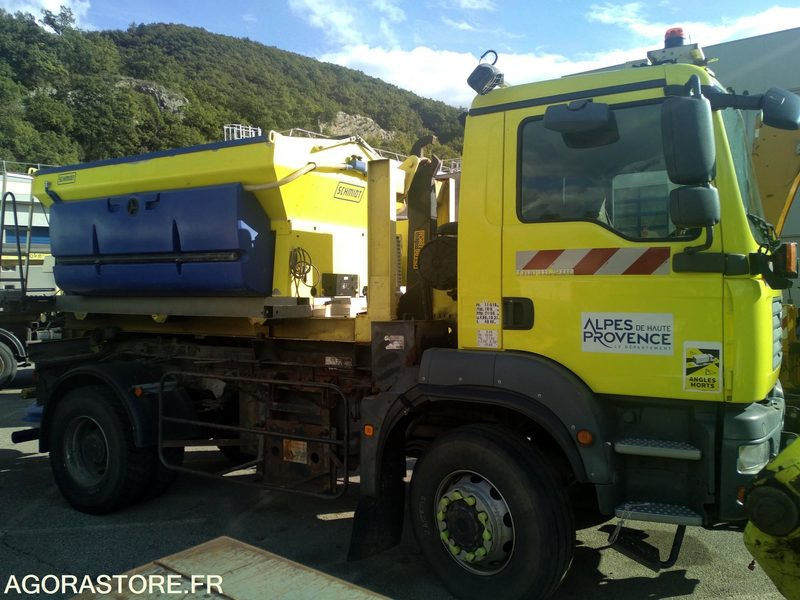 MAN 18.280 TGM 4X4 , saleuse STRATOS B40K, lame acier, aileron déneigement - Teherautó: 1 kép. MAN 18.280 TGM 4X4 , saleuse STRATOS B40K, lame acier, aileron déneigement - Teherautó: 1 kép.