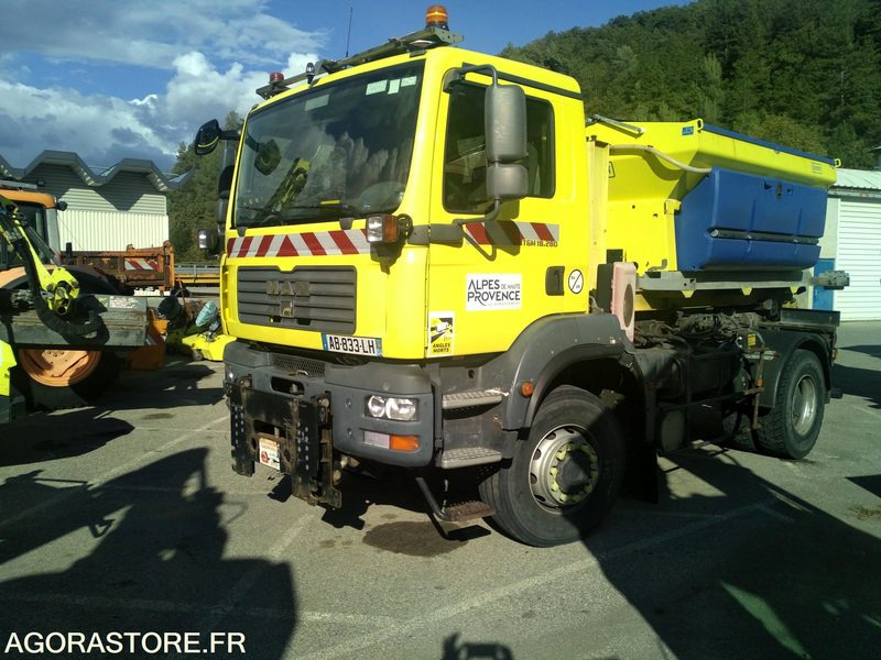 MAN 18.280 TGM 4X4 , saleuse STRATOS B40K, lame acier, aileron déneigement - Teherautó: 3 kép. MAN 18.280 TGM 4X4 , saleuse STRATOS B40K, lame acier, aileron déneigement - Teherautó: 3 kép.