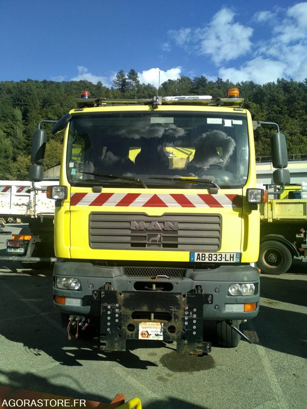 MAN 18.280 TGM 4X4 , saleuse STRATOS B40K, lame acier, aileron déneigement - Teherautó: 4 kép. MAN 18.280 TGM 4X4 , saleuse STRATOS B40K, lame acier, aileron déneigement - Teherautó: 4 kép.
