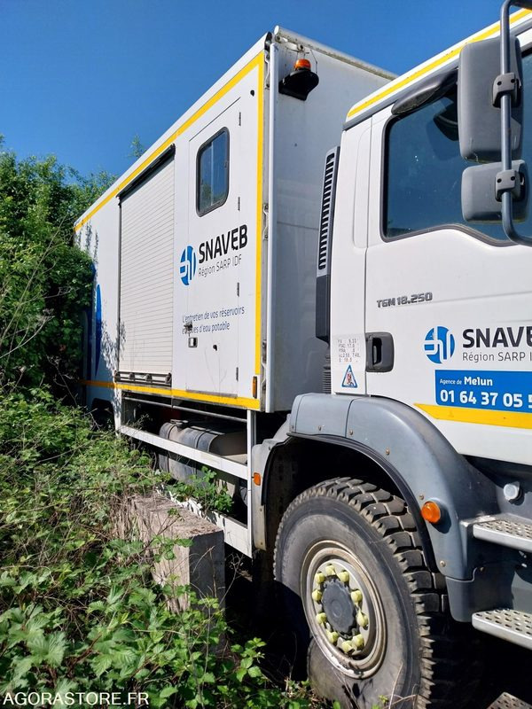 MAN TGM 4X4 18.250 Fourgon GIMAEX VASP 2011 212000Km ROULANT PRO UNIQUEMENT - Teherautó: 2 kép. MAN TGM 4X4 18.250 Fourgon GIMAEX VASP 2011 212000Km ROULANT PRO UNIQUEMENT - Teherautó: 2 kép.