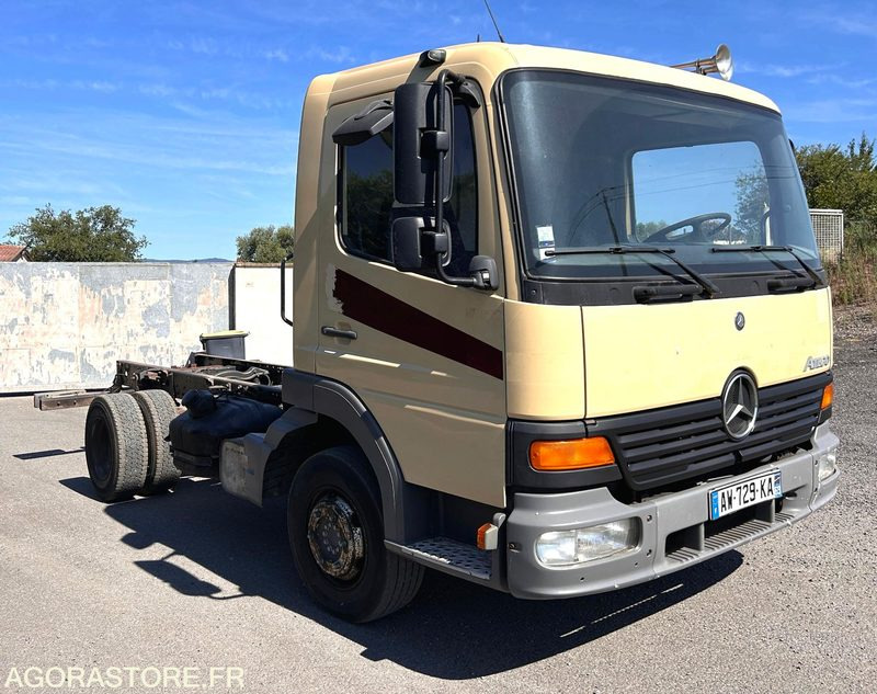 MERCEDES ATEGO 815 CHASSIS CABINE - Teherautó: 2 kép. MERCEDES ATEGO 815 CHASSIS CABINE - Teherautó: 2 kép.