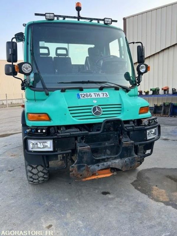 MERCEDES UNIMOG U300C VERSION COMMUNALE 2000 97652 KM - Teherautó: 1 kép. MERCEDES UNIMOG U300C VERSION COMMUNALE 2000 97652 KM - Teherautó: 1 kép.