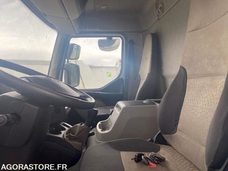 RENAULT MIDLUM 180 DXIFOURGON HAYON 260000 KM - Teherautó: 5 kép. RENAULT MIDLUM 180 DXIFOURGON HAYON 260000 KM - Teherautó: 5 kép.