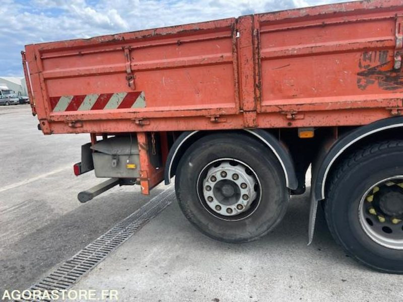 RENAULT PREMIUM LANDER 430.26 - PLATEAU GRUE - GRUE FASSI F150 + RADIO - 2011 - Teherautó: 3 kép. RENAULT PREMIUM LANDER 430.26 - PLATEAU GRUE - GRUE FASSI F150 + RADIO - 2011 - Teherautó: 3 kép.