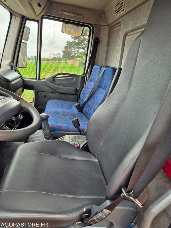 Iveco EUROCARGO 12.180 porte voiture - 2003 - 264 700km - Teherautó: 4 kép. Iveco EUROCARGO 12.180 porte voiture - 2003 - 264 700km - Teherautó: 4 kép.