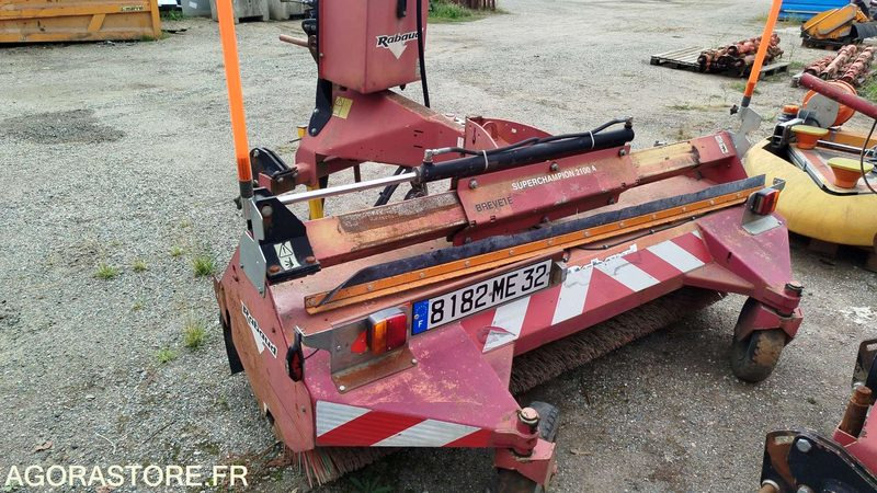 Balayeuse tractée - Rabaud - 72050C - Többcélú/ Speciális jármű: 1 kép. Balayeuse tractée - Rabaud - 72050C - Többcélú/ Speciális jármű: 1 kép.