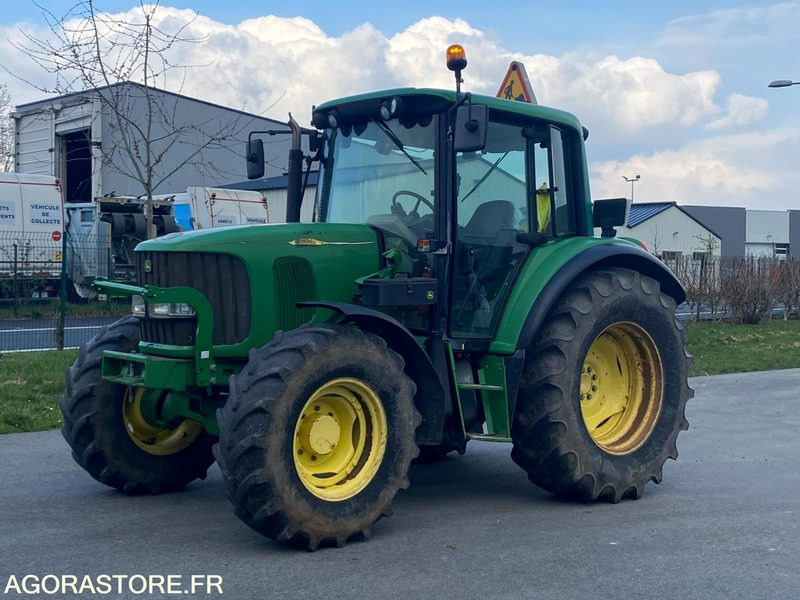 Tracteur John Deere 6120 - Traktor: 2 kép. Tracteur John Deere 6120 - Traktor: 2 kép.