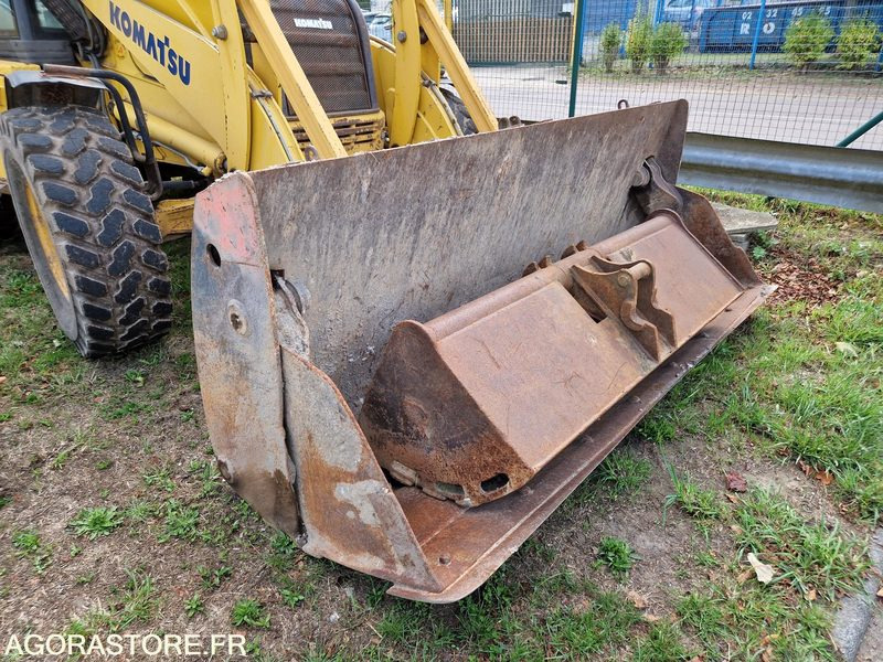 Tracteur Komatsu WB97R - 2004 - 11698h - Traktor: 4 kép. Tracteur Komatsu WB97R - 2004 - 11698h - Traktor: 4 kép.
