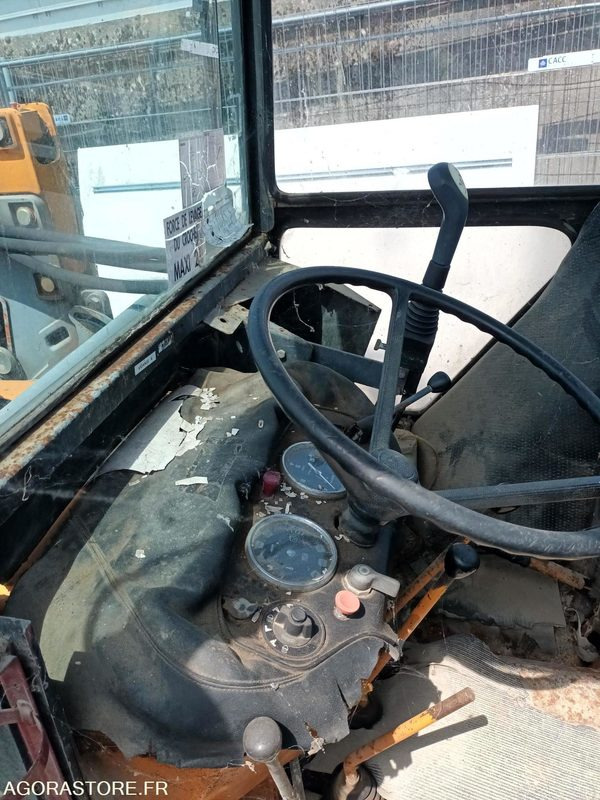 Tracteur RENAULT R7622 + chargeur FAUCHEUX F25 - Traktor: 3 kép. Tracteur RENAULT R7622 + chargeur FAUCHEUX F25 - Traktor: 3 kép.