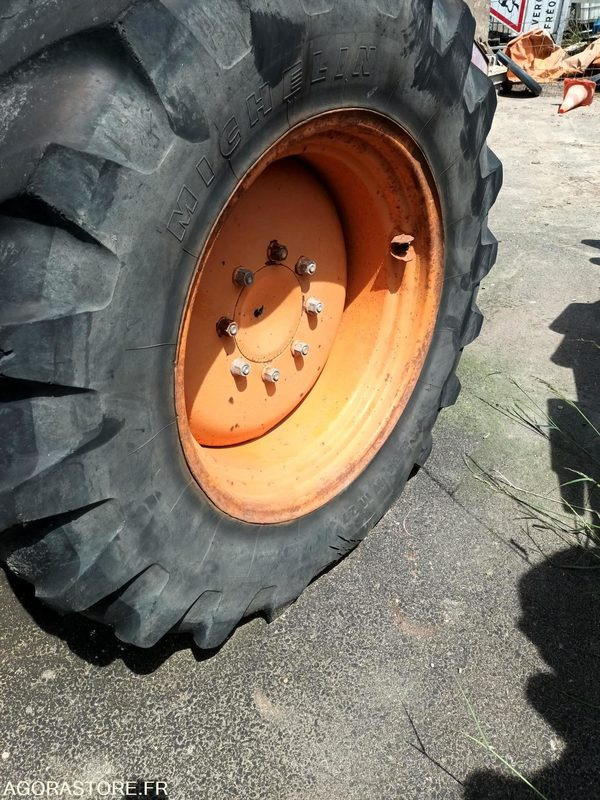Tracteur RENAULT R7622 + chargeur FAUCHEUX F25 - Traktor: 4 kép. Tracteur RENAULT R7622 + chargeur FAUCHEUX F25 - Traktor: 4 kép.
