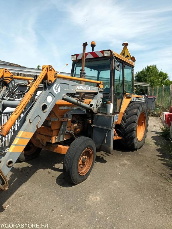 Tracteur RENAULT R7622 + chargeur FAUCHEUX F25 - Traktor: 1 kép. Tracteur RENAULT R7622 + chargeur FAUCHEUX F25 - Traktor: 1 kép.